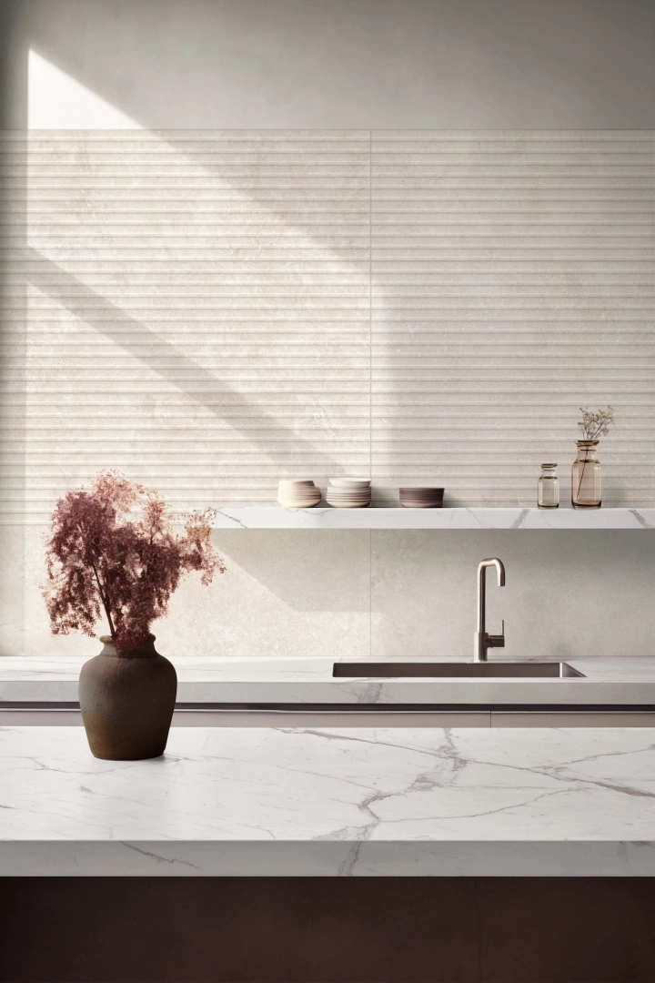 Gres Ragno TRAVERTINO WALL efekt kamień - aranzacja w minimalistycznym wnetrzu