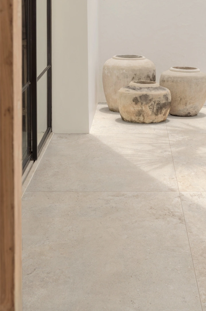 Gres Ragno STONEPLAY efekt kamień - aranzacja w korytarzu z naturalnym swiatlem