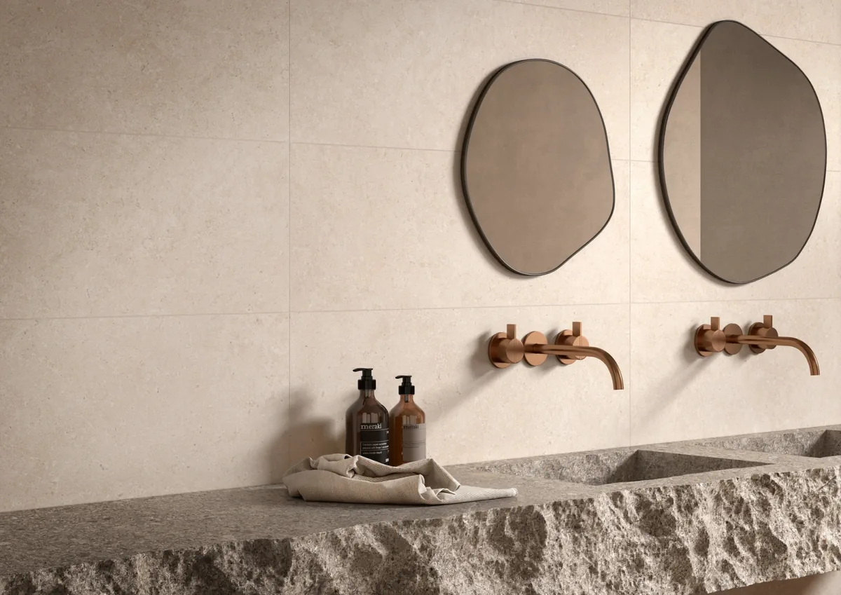 Gres Ragno ETERNA efekt terrazzo, kamień, beton, marmur - aranzacja w przestronnym holu