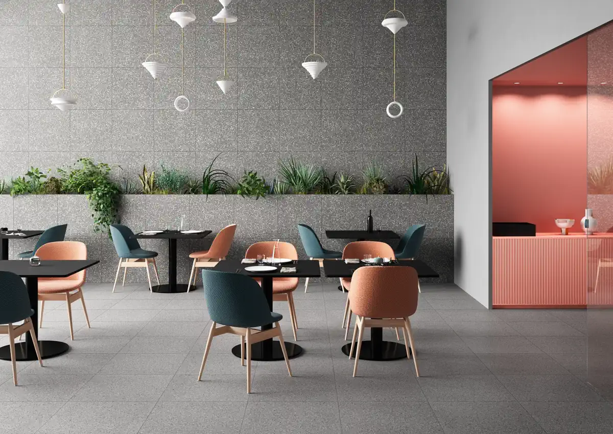 Gres Refin FLAKE efekt terrazzo - aranzacja w przestronnym holu