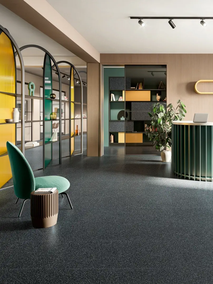 Gres Refin FLAKE efekt terrazzo - aranzacja w strefie dziennej z duzymi przeszkleniami