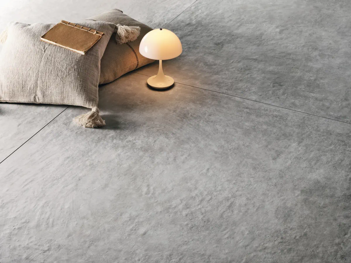 Gres Refin AFFRESCATI efekt metal, beton - aranzacja w strefie dziennej z duzymi przeszkleniami