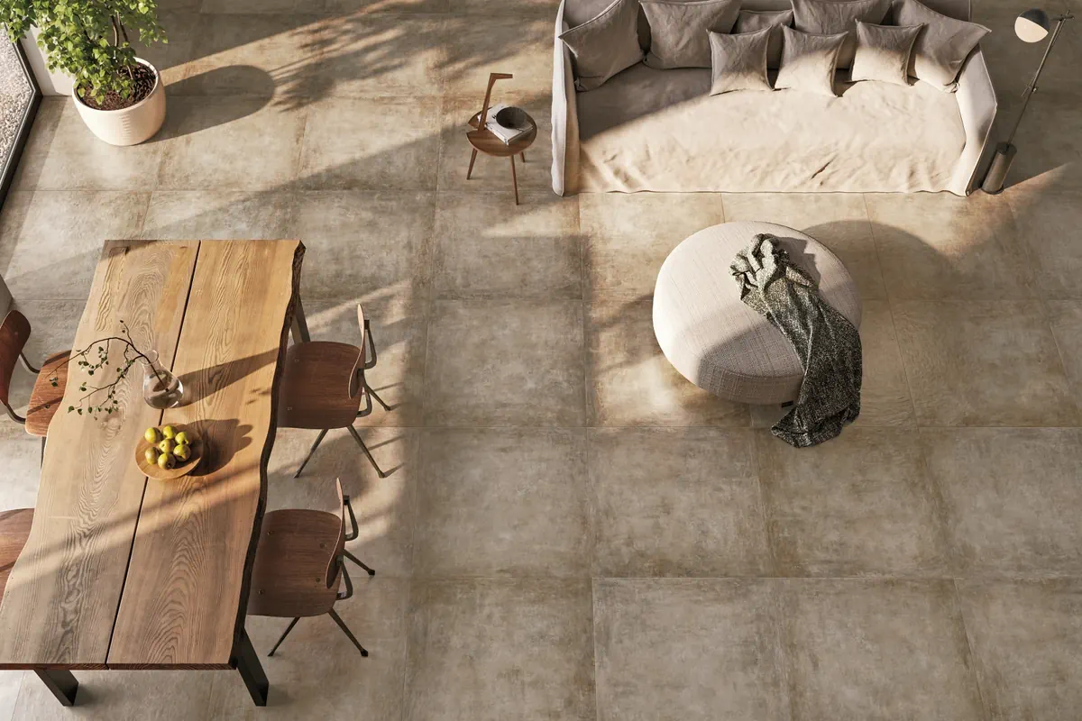 Gres Refin AFFRESCATI efekt metal, beton - aranzacja w przestronnym holu