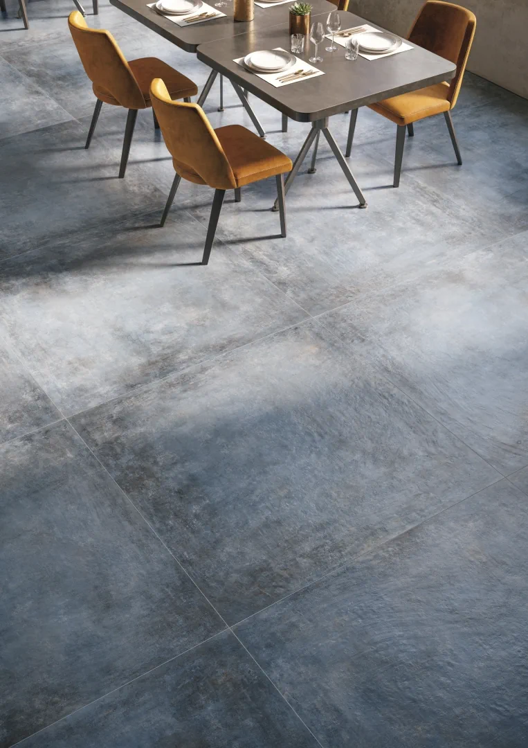 Gres Refin AFFRESCATI efekt metal, beton - aranzacja w korytarzu z naturalnym swiatlem