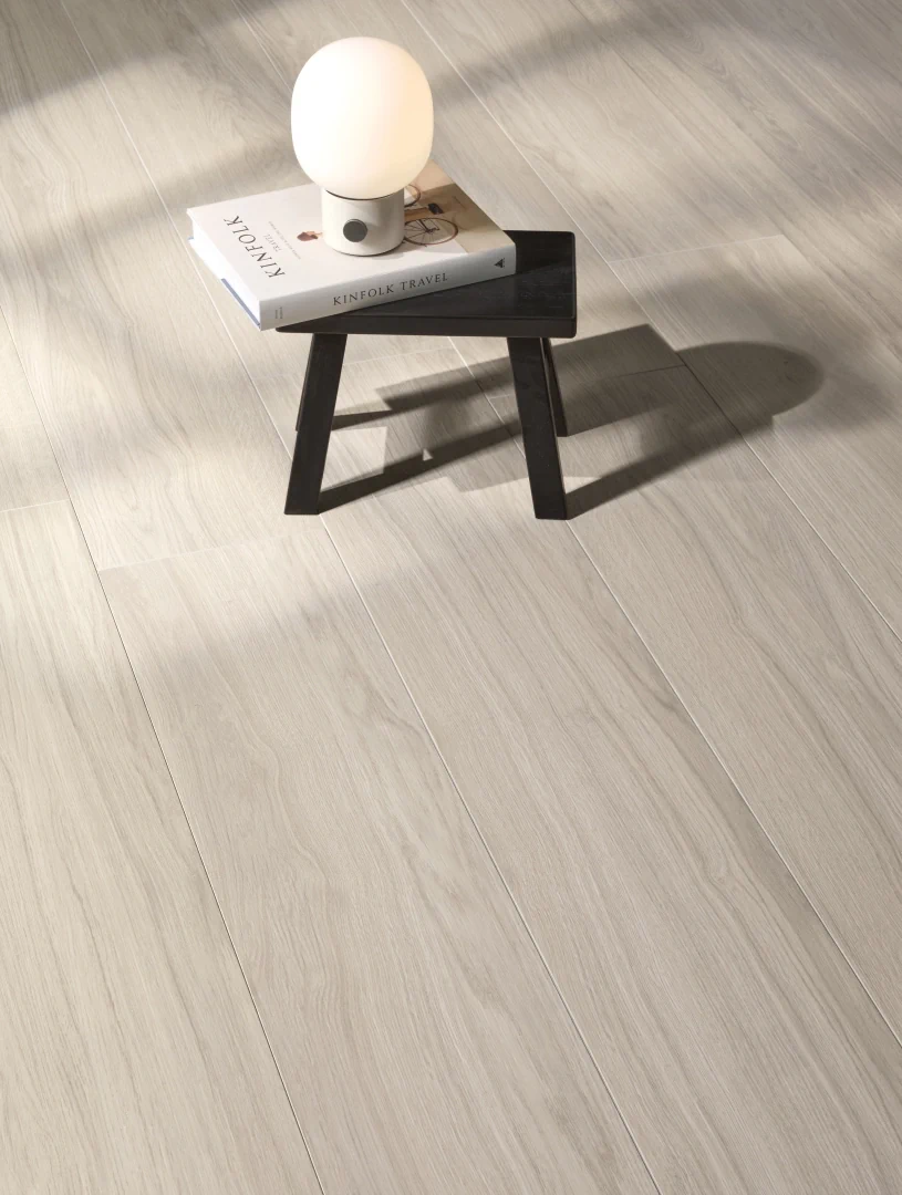 Gres Refin EIK efekt drewno - aranzacja w eleganckiej lazience