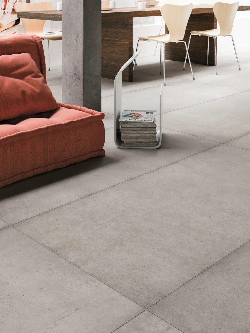 Gres Refin PLAIN efekt beton - aranzacja w przestronnym holu