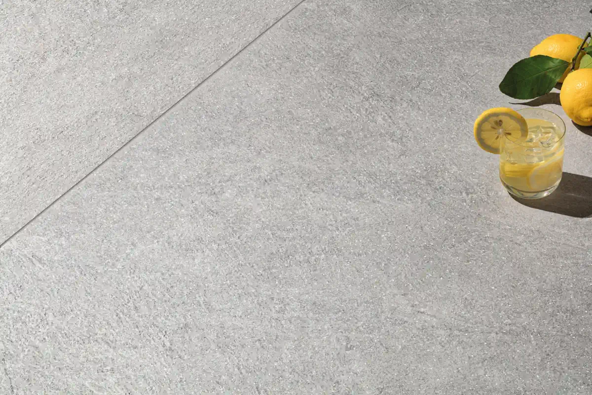 Gres Refin PRIMAL efekt kamień - aranzacja w eleganckiej lazience