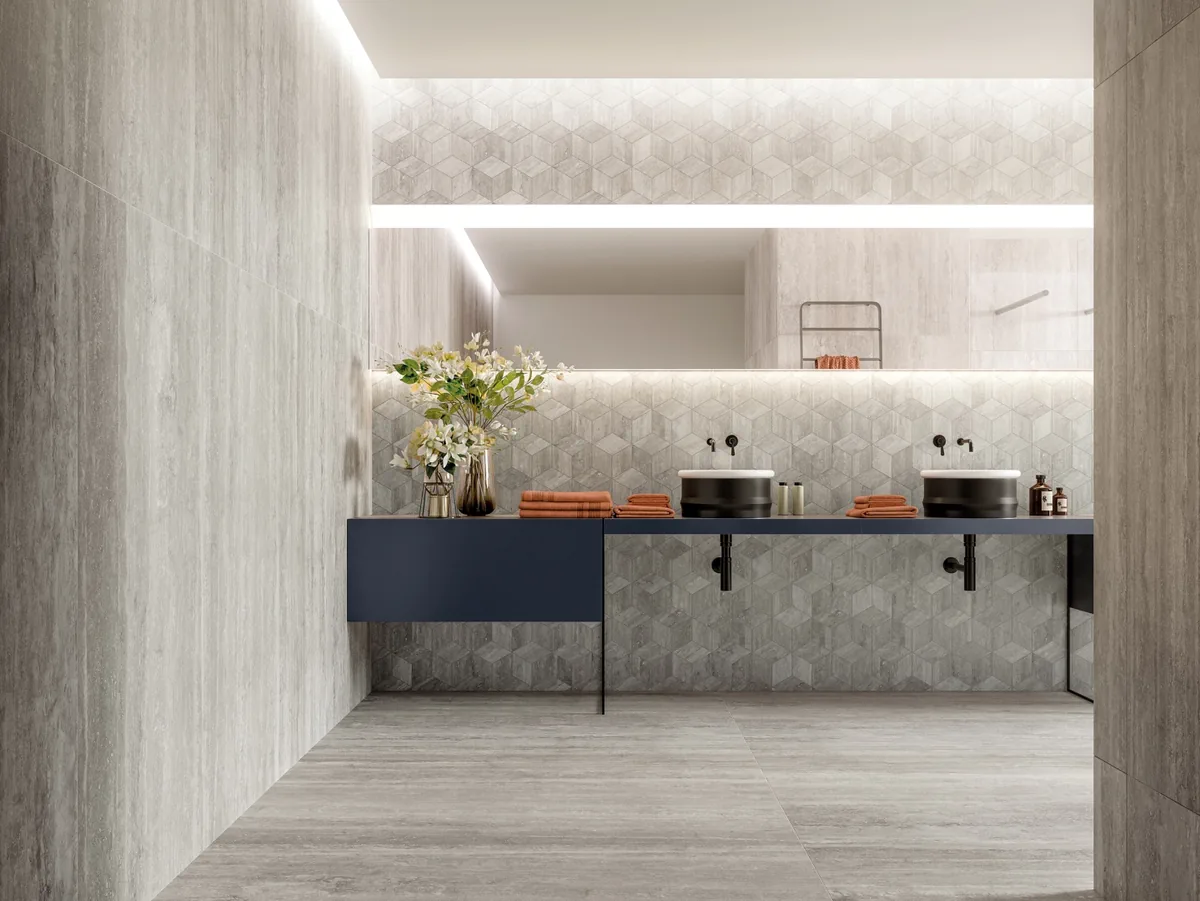 Gres Refin PRESTIGIO TRAVERTINO efekt marmur - aranzacja w przestronnym holu