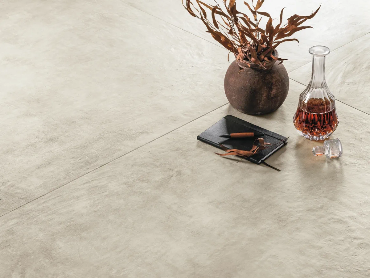 Gres Refin AFFRESCATI efekt metal, beton - aranzacja w przestronnym holu