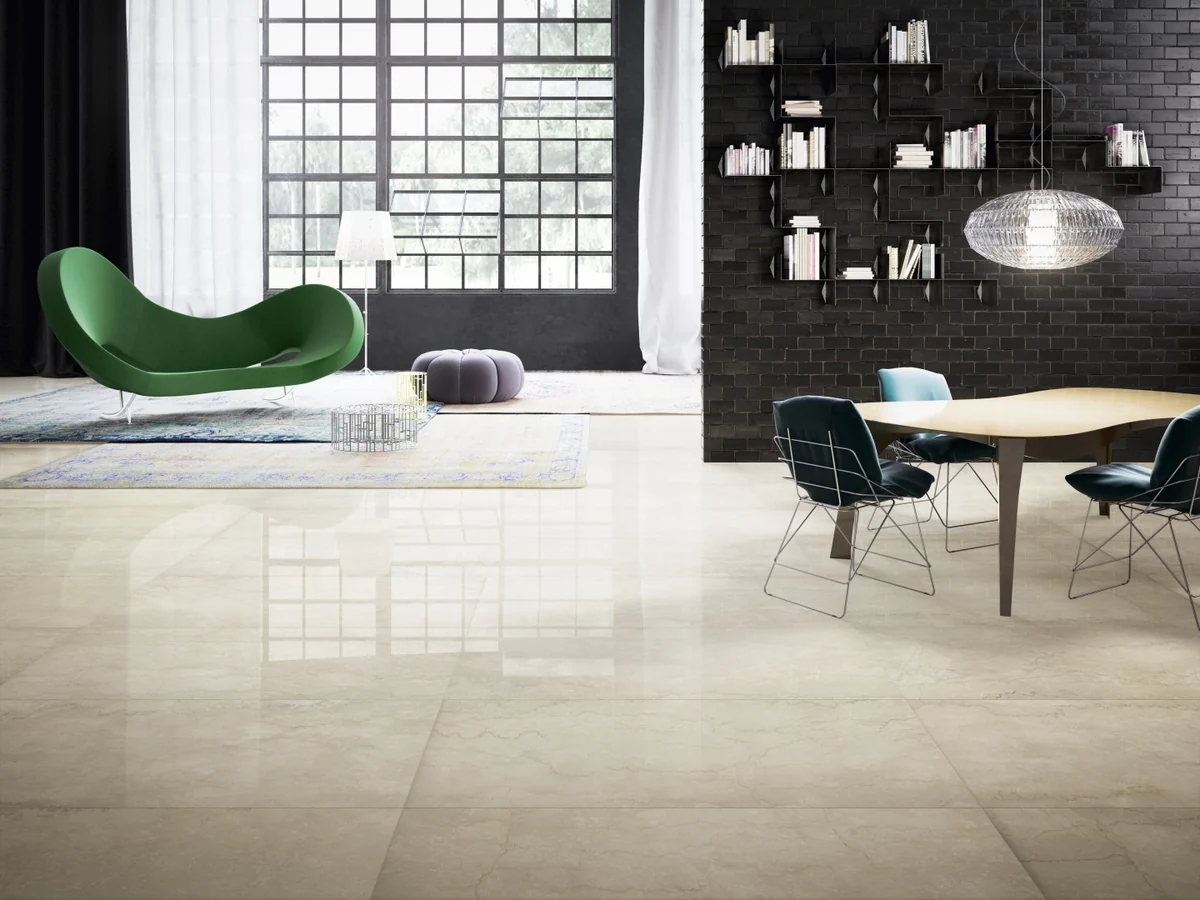 Gres Refin PRESTIGIO efekt marmur - aranzacja w korytarzu z naturalnym swiatlem