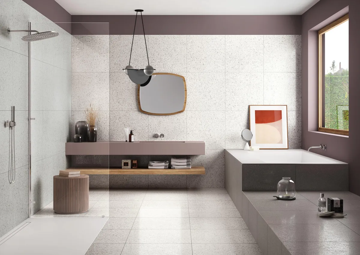 Gres Refin FLAKE efekt terrazzo - aranzacja w korytarzu z naturalnym swiatlem