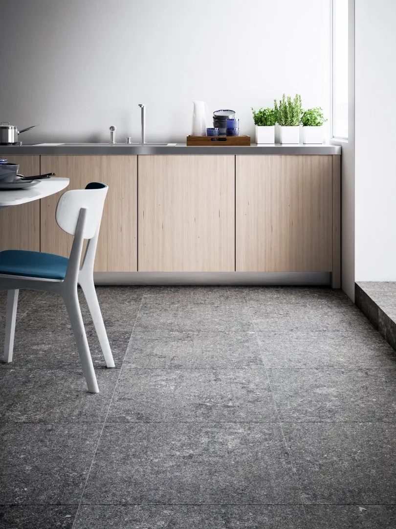 Gres Refin BLUE efekt kamień - aranzacja w eleganckiej lazience