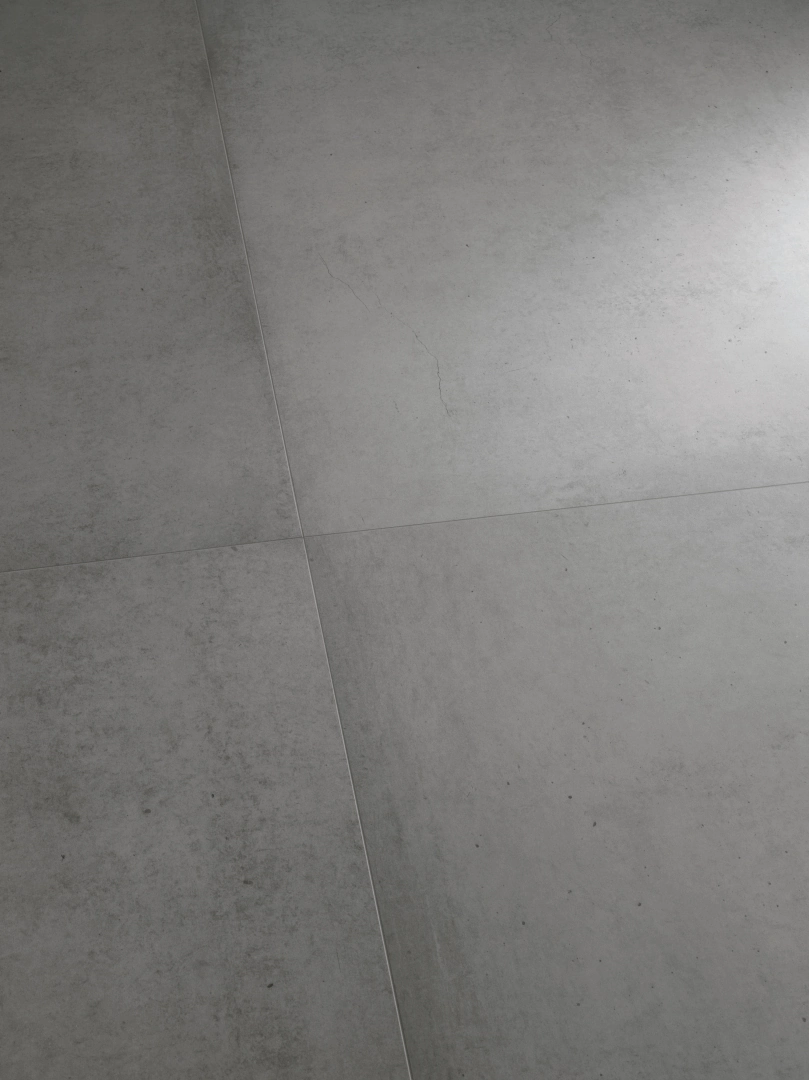 Gres Refin PLAIN efekt beton - aranzacja w przy kominku