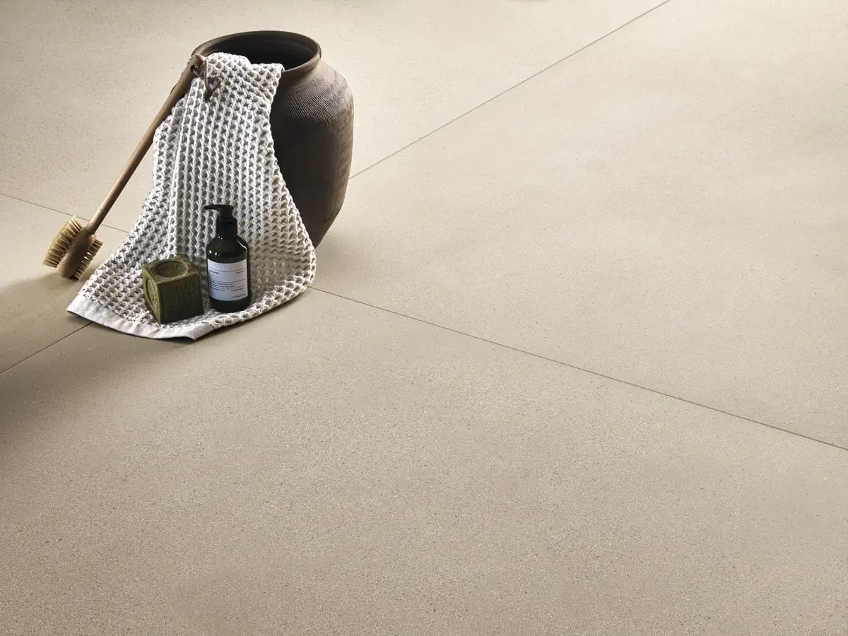 Gres Refin NAMIB efekt kamień - aranzacja w przy kominku