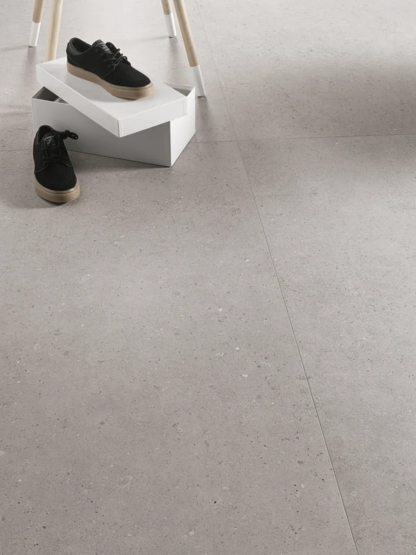 Gres Refin BLOCK efekt kamień - aranzacja w eleganckiej lazience