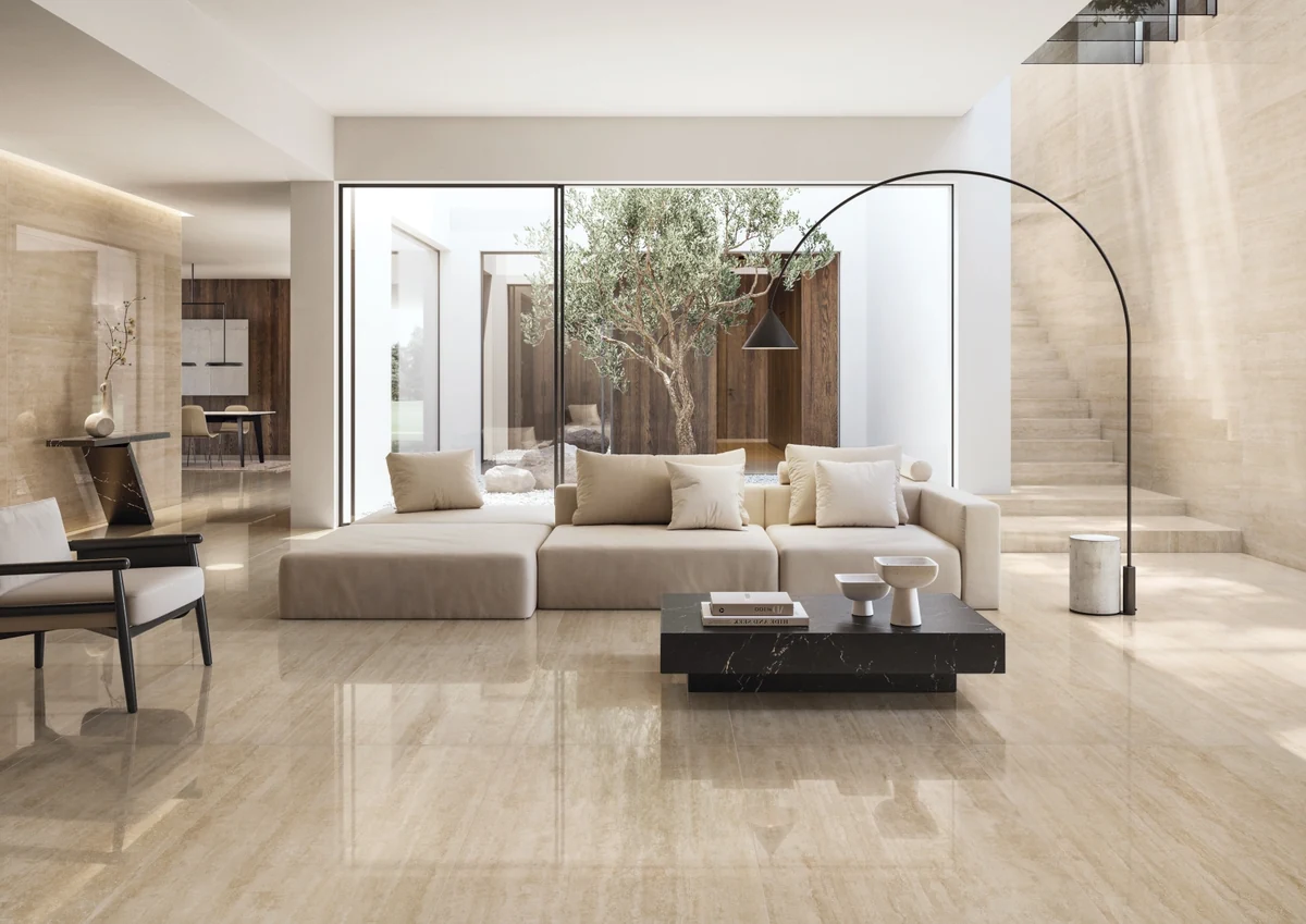 Gres Refin PRESTIGIO TRAVERTINO efekt marmur - aranzacja w nowoczesnym salonie