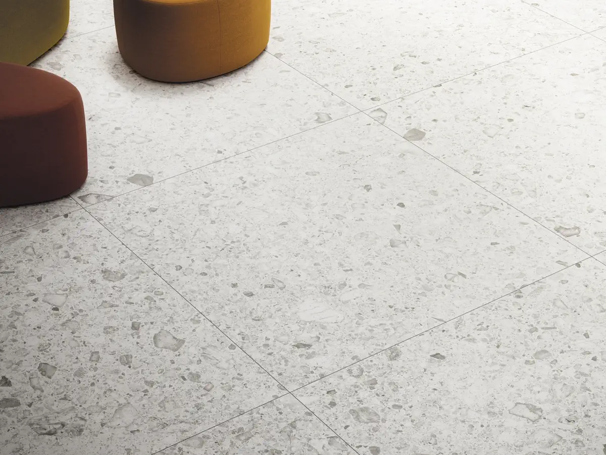Gres Refin OROBICA efekt terrazzo - aranzacja w przy kominku