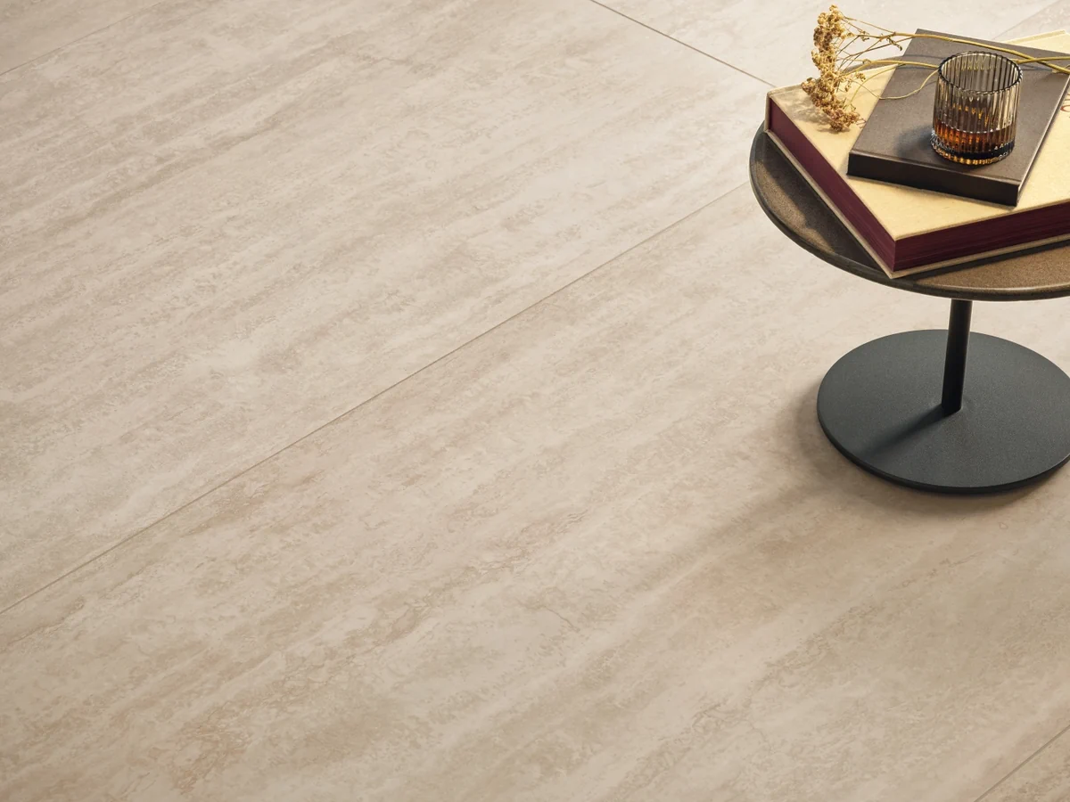Gres Refin PRESTIGIO TRAVERTINO efekt marmur - aranzacja w przestronnym holu