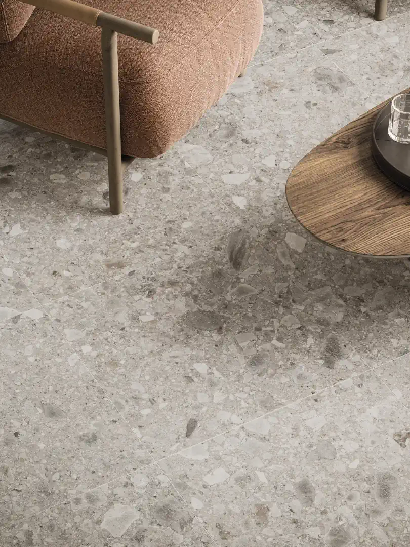 Gres Refin OROBICA efekt terrazzo - aranzacja w strefie dziennej z duzymi przeszkleniami
