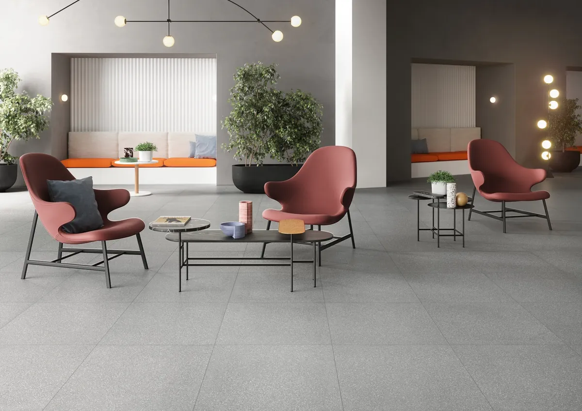 Gres Refin FLAKE efekt terrazzo - aranzacja w minimalistycznym wnetrzu