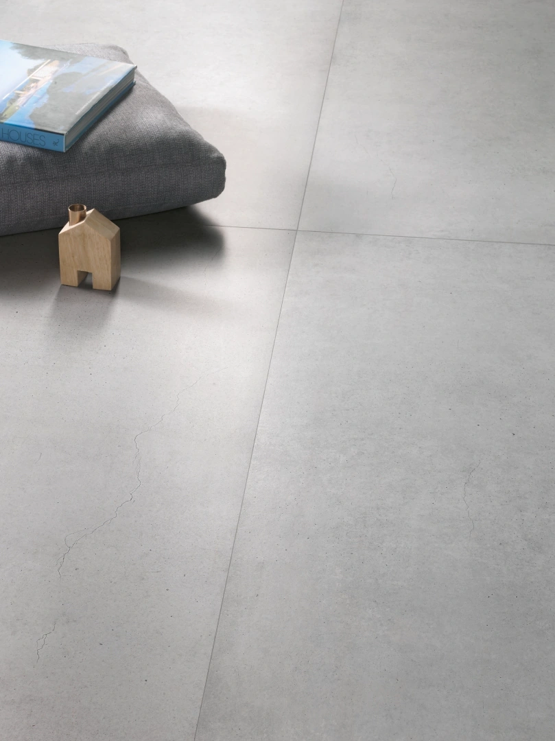 Gres Refin PLAIN efekt beton - aranzacja w strefie dziennej z duzymi przeszkleniami