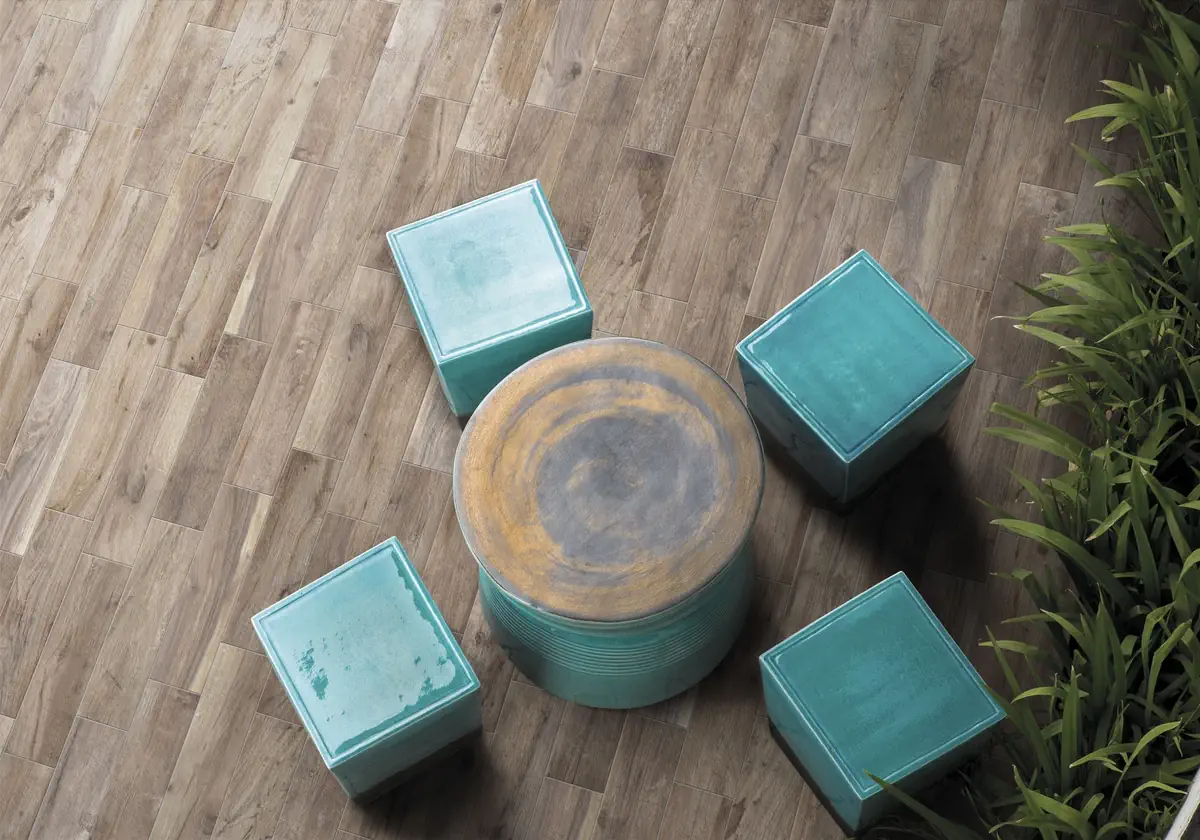 Gres Rondine HARD & SOFT efekt drewno - aranzacja w przestronnym holu