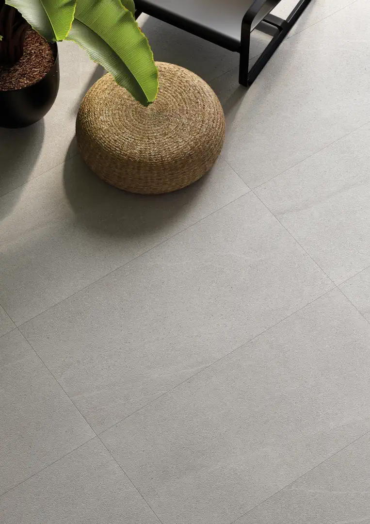 Gres Rondine BALTIC efekt beton - aranzacja w korytarzu z naturalnym swiatlem