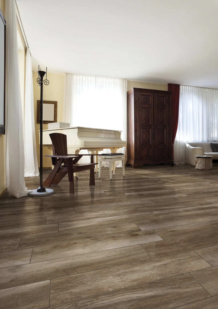 Gres Rondine GREENWOOD efekt drewno - aranzacja w strefie dziennej z duzymi przeszkleniami
