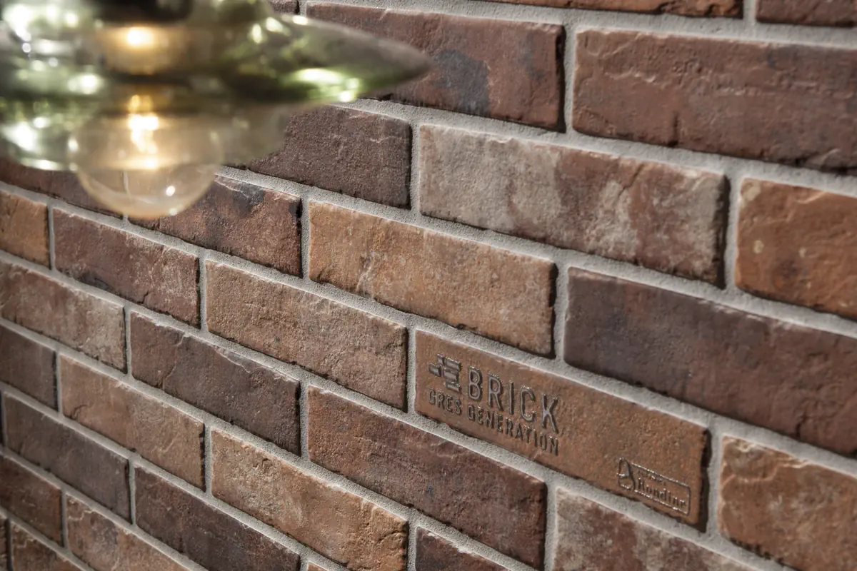 Gres Rondine TRIBECA efekt cegła, kamień - aranzacja w eleganckiej lazience