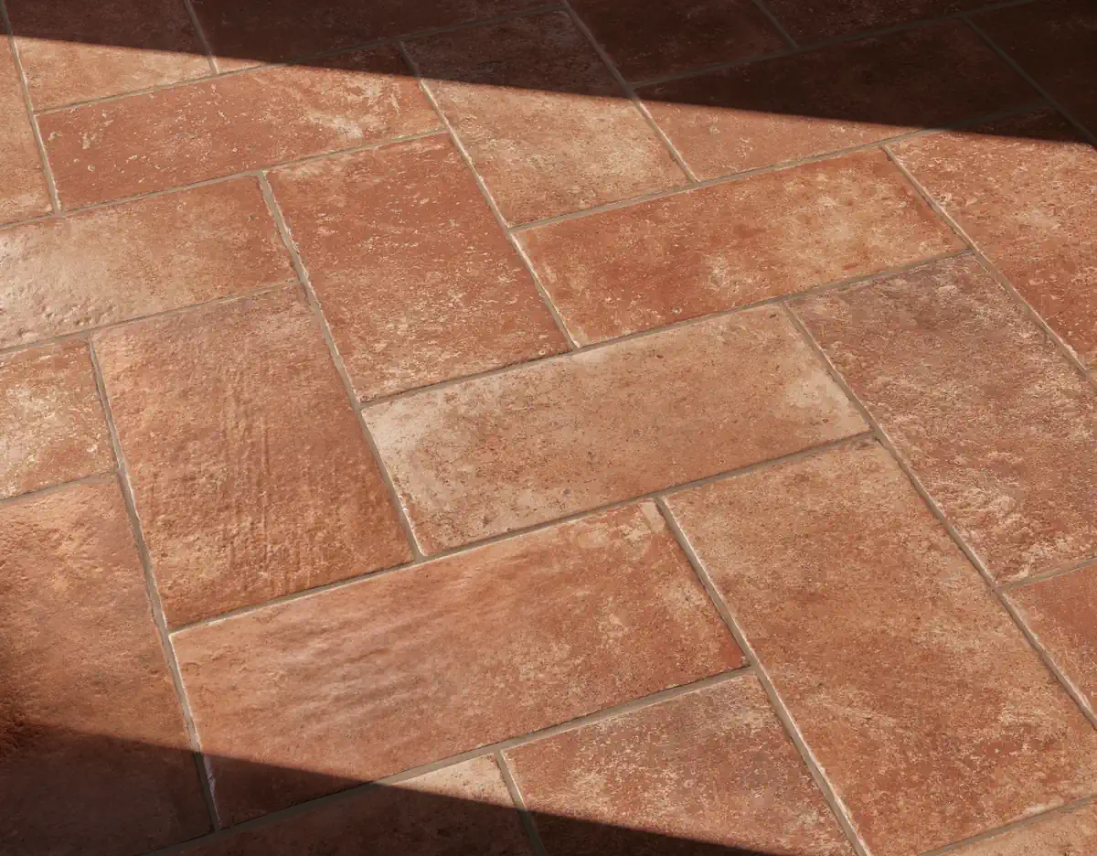 Gres Rondine TUSCANY efekt terakota, kamień - aranzacja w eleganckiej lazience