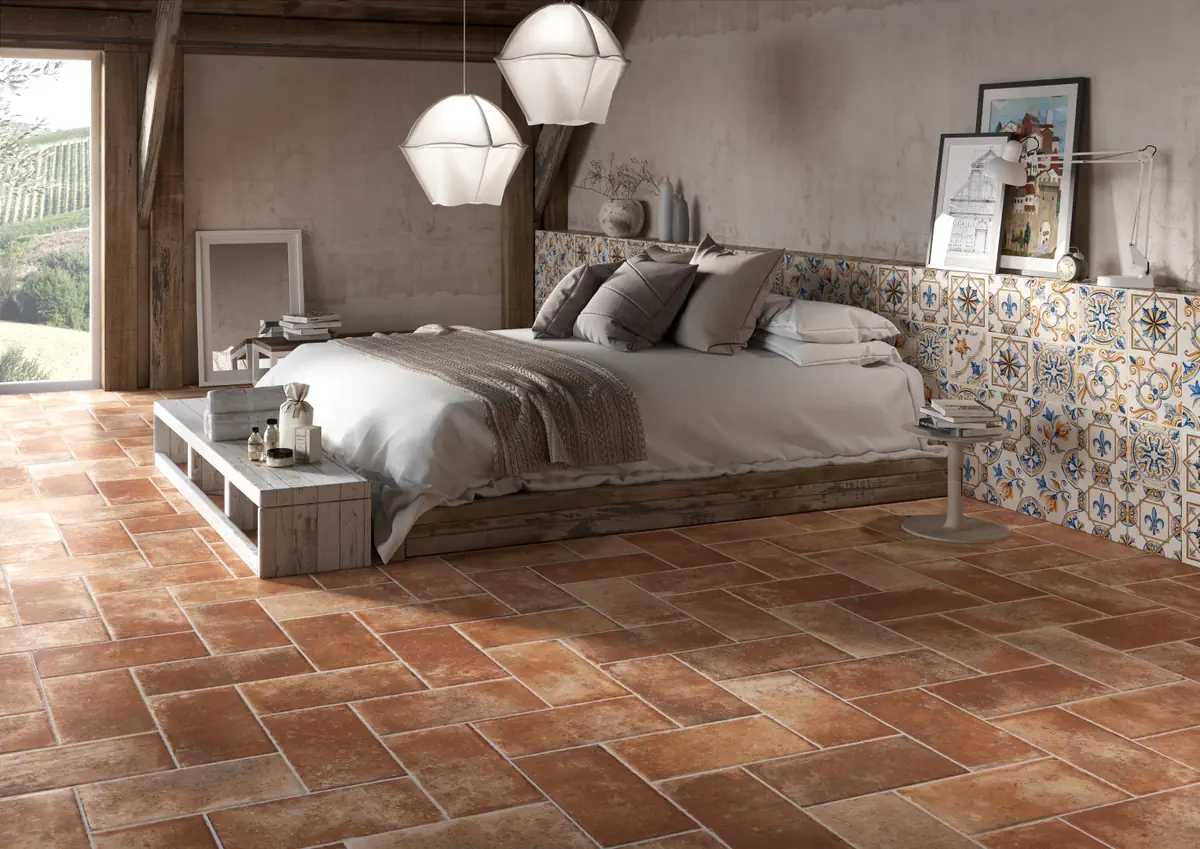 Gres Rondine TUSCANY efekt terakota, kamień - aranzacja w korytarzu z naturalnym swiatlem