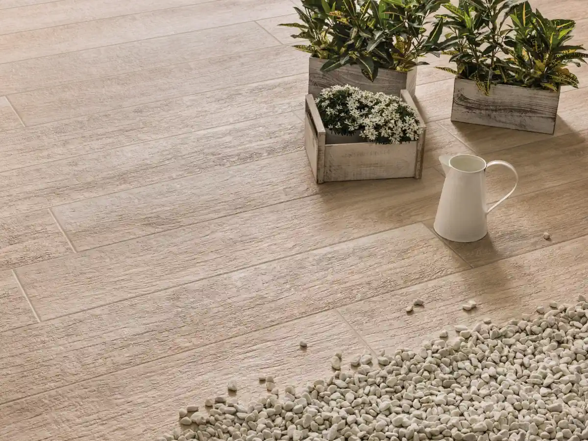 Gres Rondine GREENWOOD efekt drewno - aranzacja w przestronnym holu