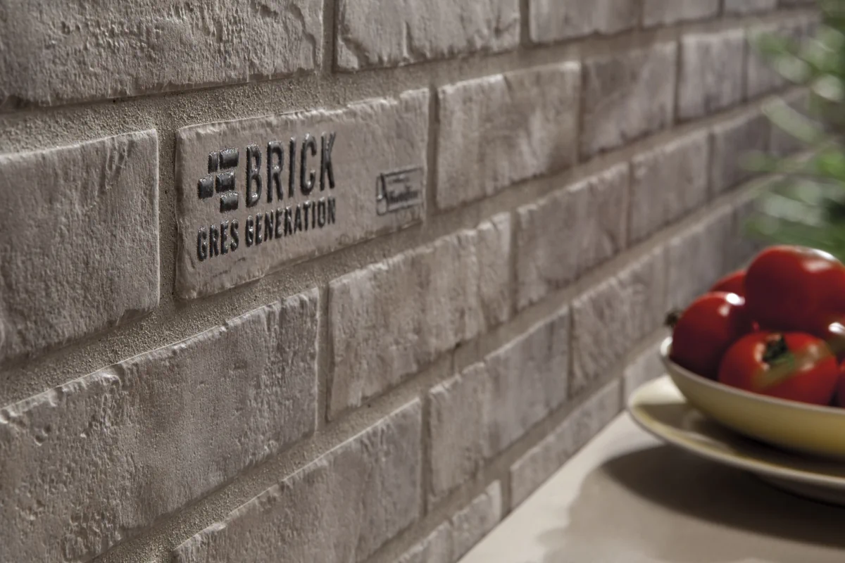 Gres Rondine TRIBECA efekt cegła, kamień - aranzacja w korytarzu z naturalnym swiatlem