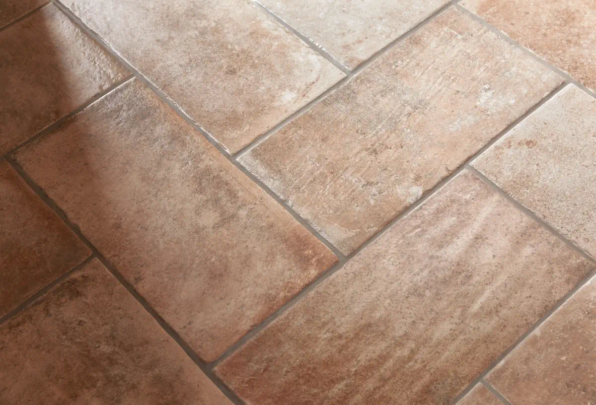 Gres Rondine TUSCANY efekt terakota, kamień - aranzacja w strefie dziennej z duzymi przeszkleniami
