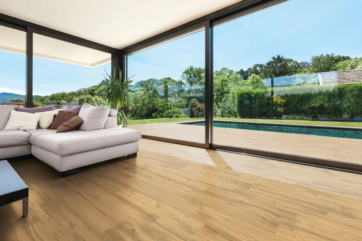 Gres Rondine DARING efekt drewno - aranzacja w korytarzu z naturalnym swiatlem