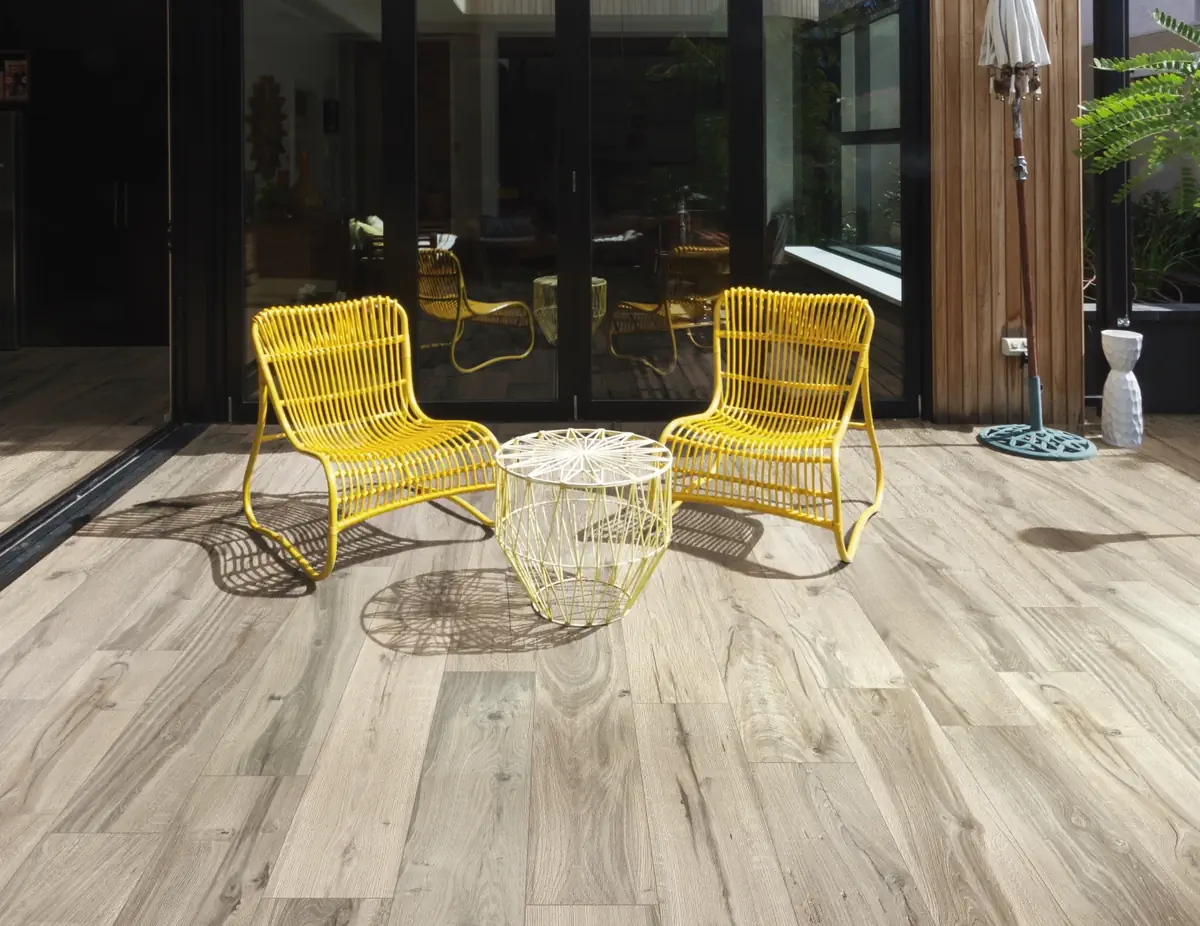 Gres Rondine DARING efekt drewno - aranzacja w korytarzu z naturalnym swiatlem