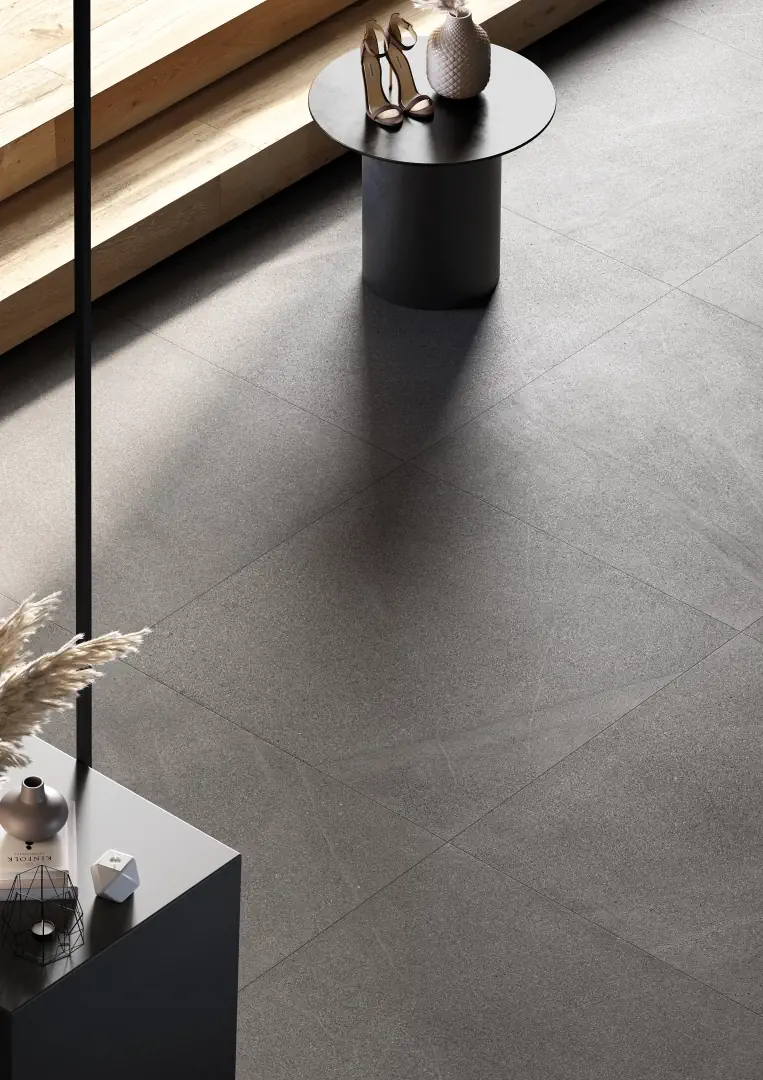 Gres Rondine BALTIC efekt beton - aranzacja w przestronnym holu