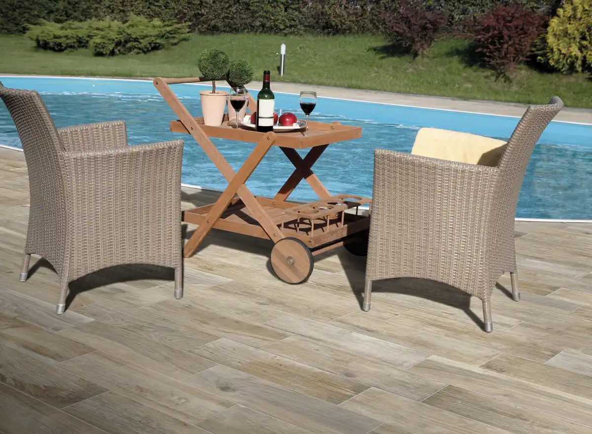 Gres Rondine HARD & SOFT efekt drewno - aranzacja w przestronnym holu