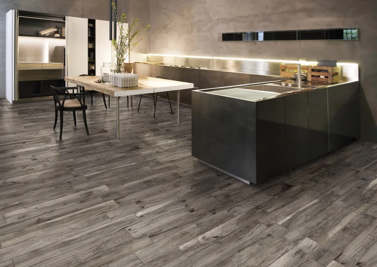 Gres Rondine LIVING efekt drewno - aranzacja w przestronnym holu
