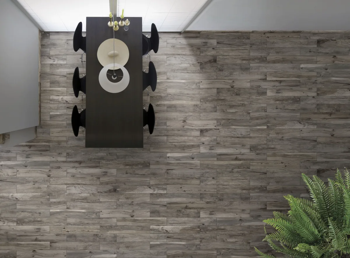 Gres Rondine HARD & SOFT efekt drewno - aranzacja w korytarzu z naturalnym swiatlem