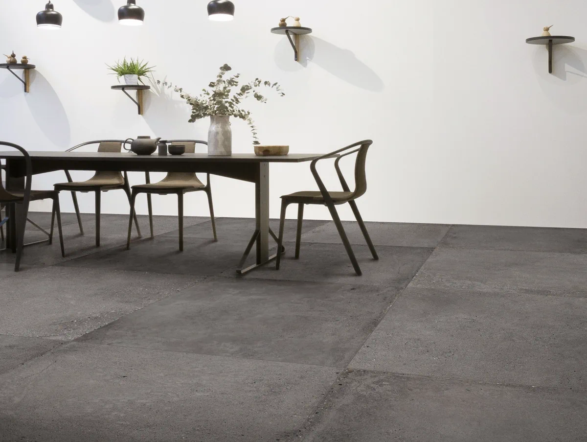 Gres Rondine LOFT efekt beton - aranzacja w korytarzu z naturalnym swiatlem