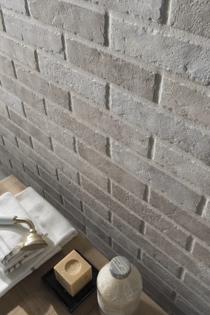 Gres Rondine TRIBECA efekt cegła, kamień - aranzacja w przestronnym holu