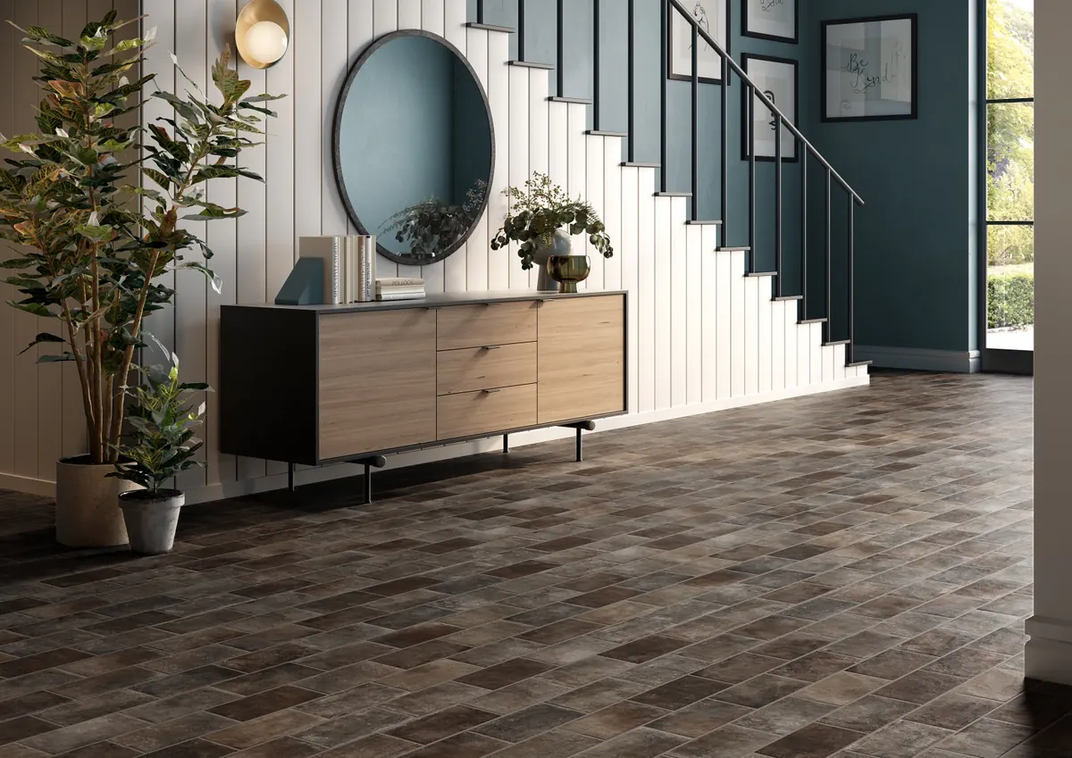 Gres Rondine RECOVERY STONE efekt kamień - aranzacja w korytarzu z naturalnym swiatlem
