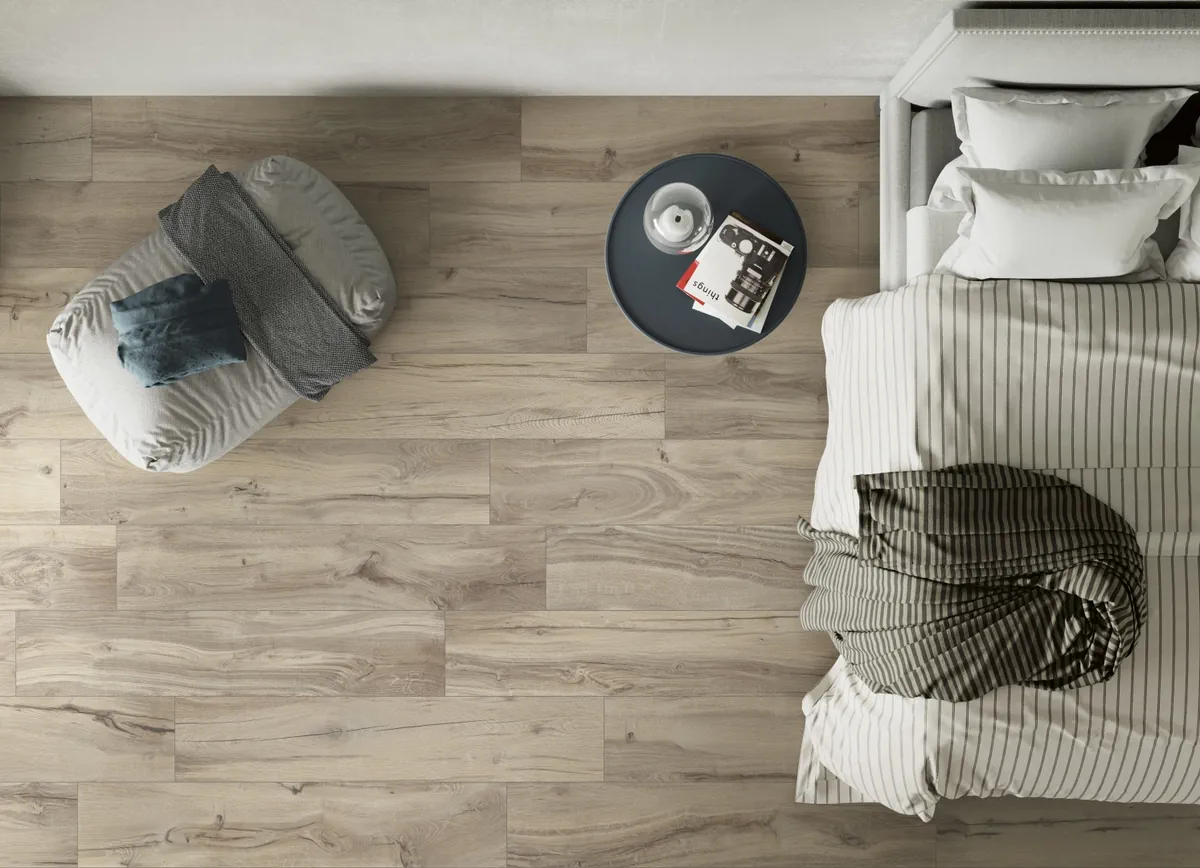 Gres Rondine DARING efekt drewno - aranzacja w przy kominku