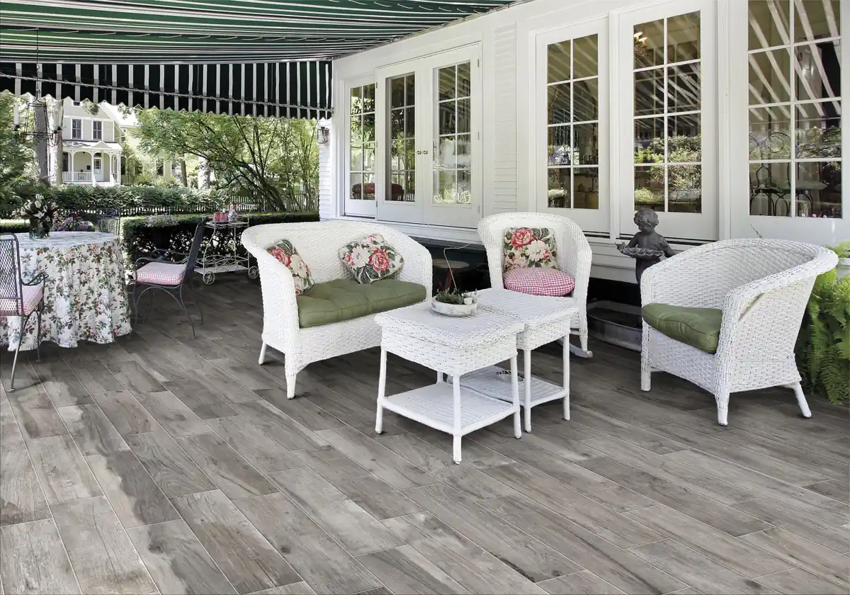 Gres Rondine HARD & SOFT efekt drewno - aranzacja w nowoczesnym salonie