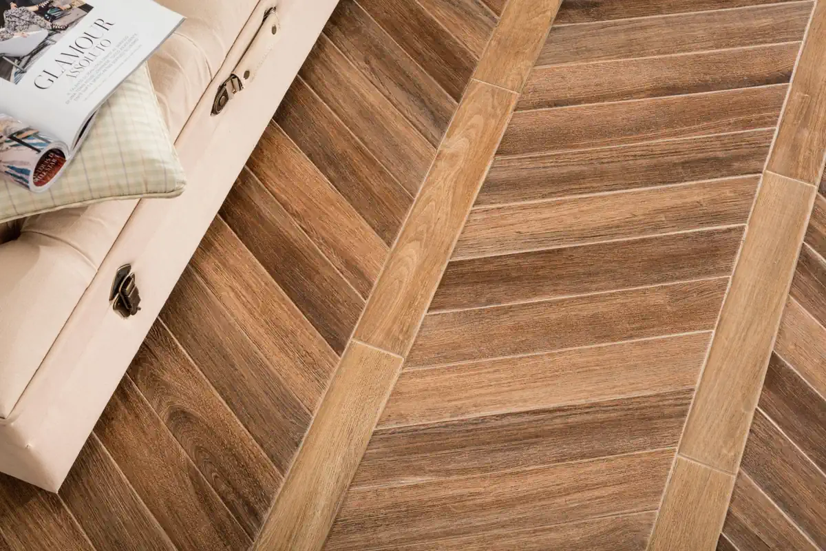 Gres Rondine VINTAGE efekt drewno - aranzacja w korytarzu z naturalnym swiatlem