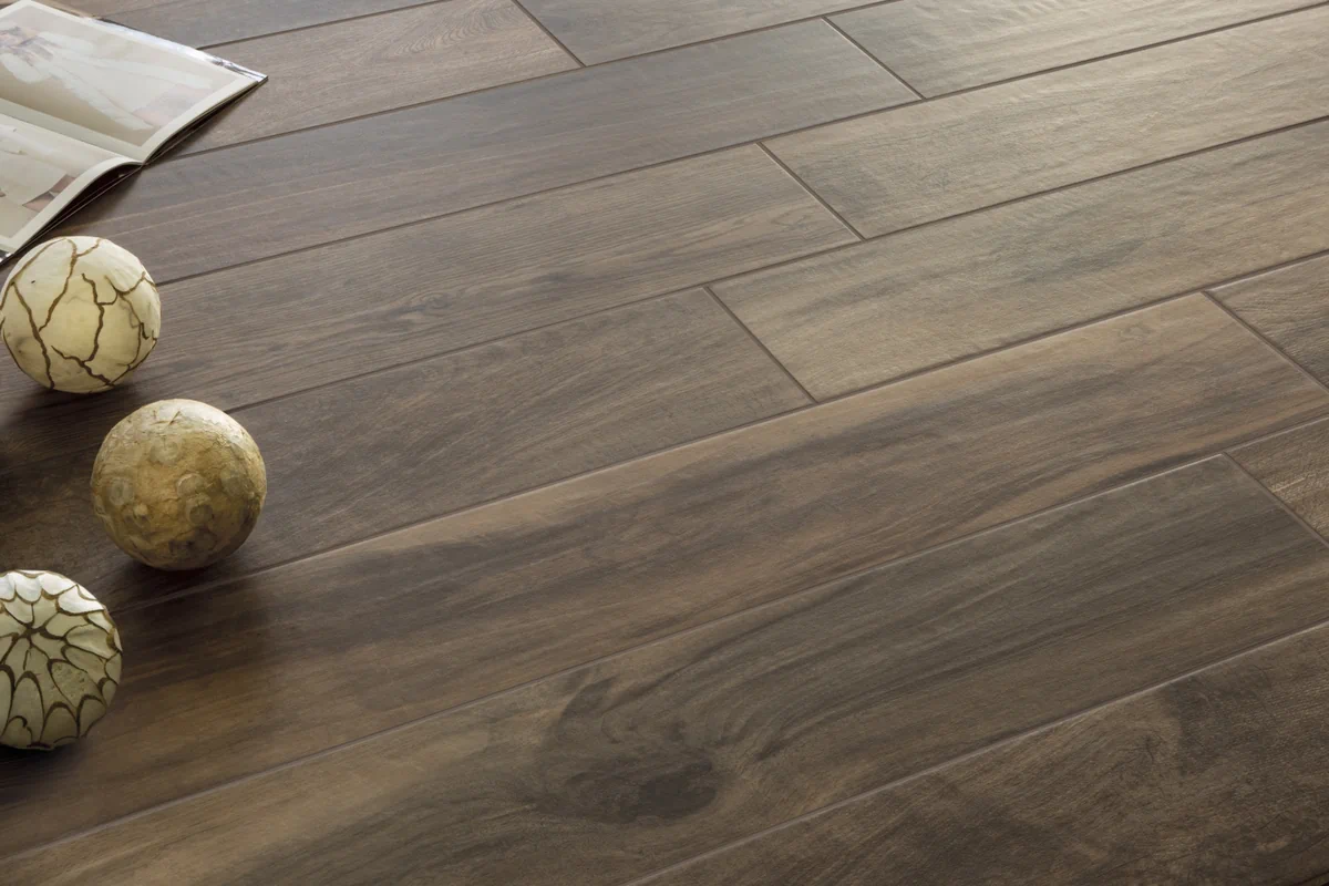Gres Rondine LIVING efekt drewno - aranzacja w nowoczesnym salonie