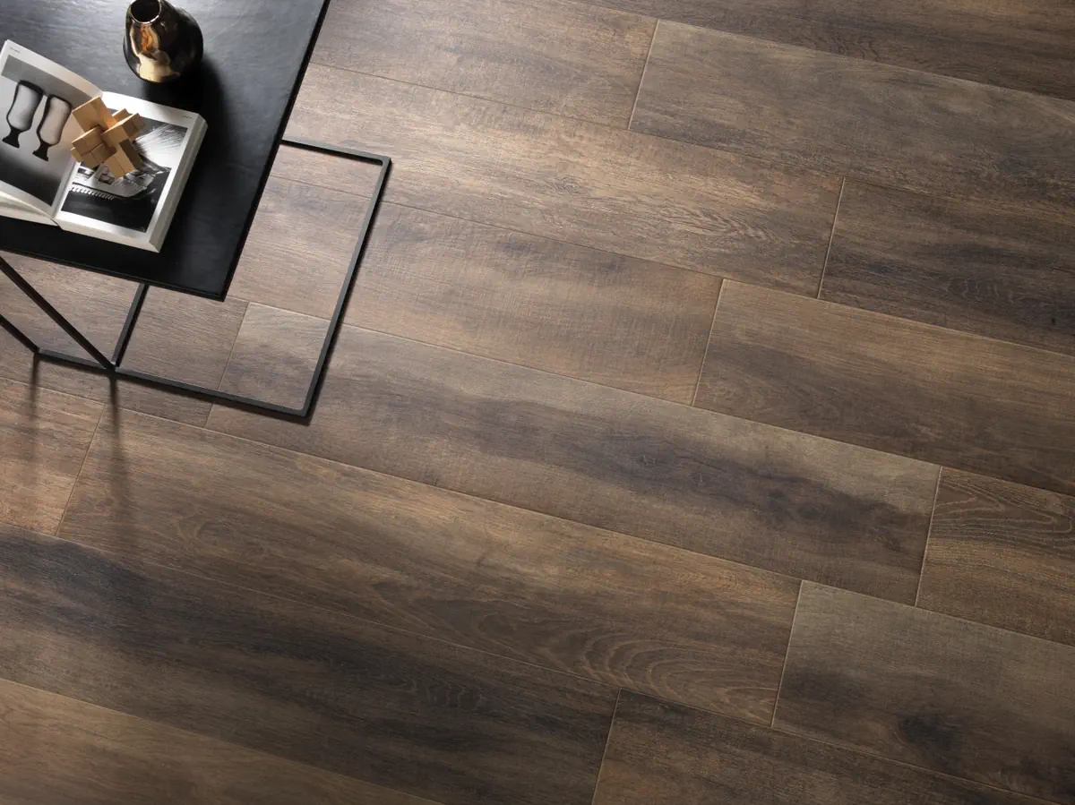 Gres Rondine GREENWOOD efekt drewno - aranzacja w korytarzu z naturalnym swiatlem