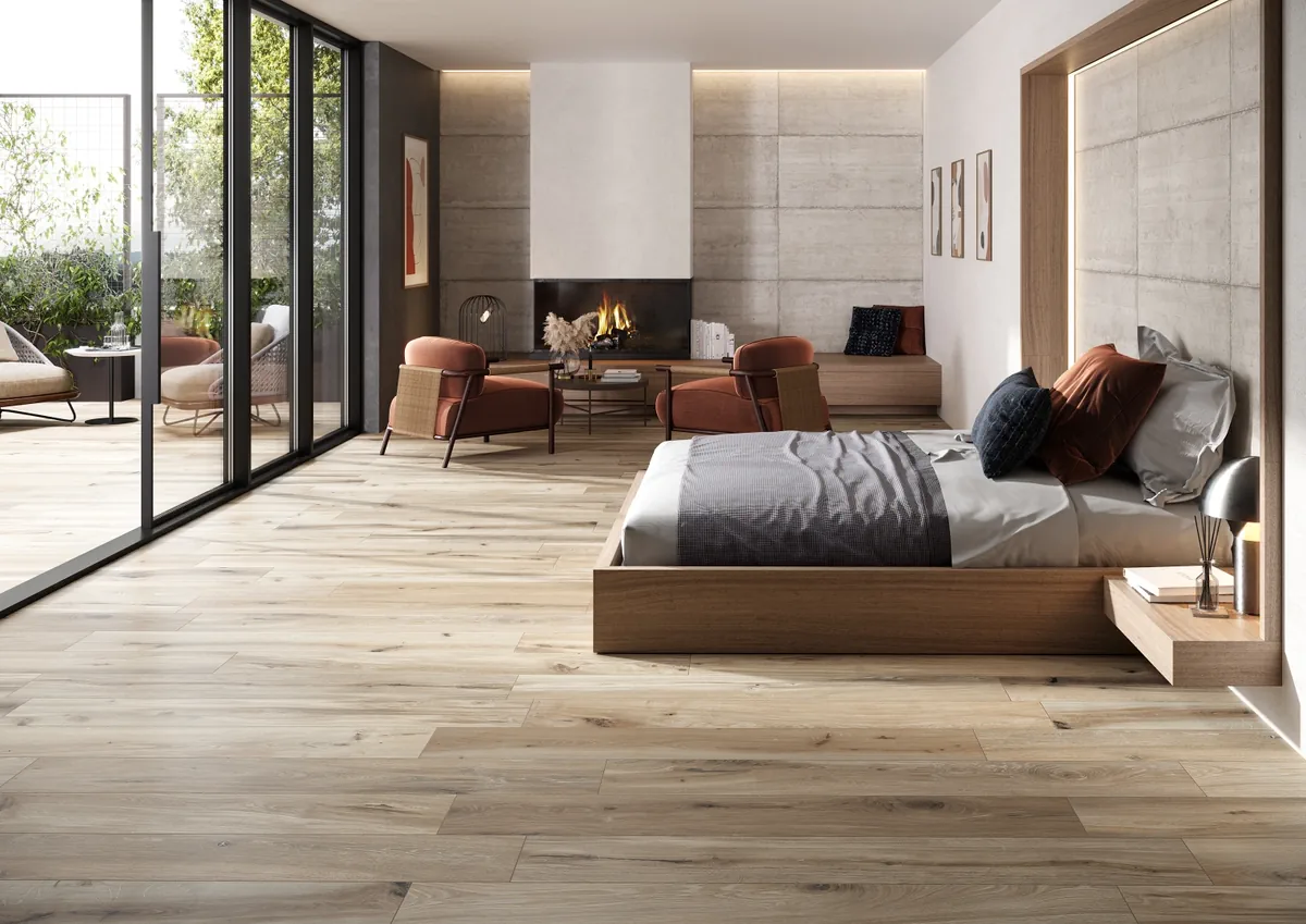 Gres Rondine TIMELESS efekt drewno - aranzacja w przestronnym holu