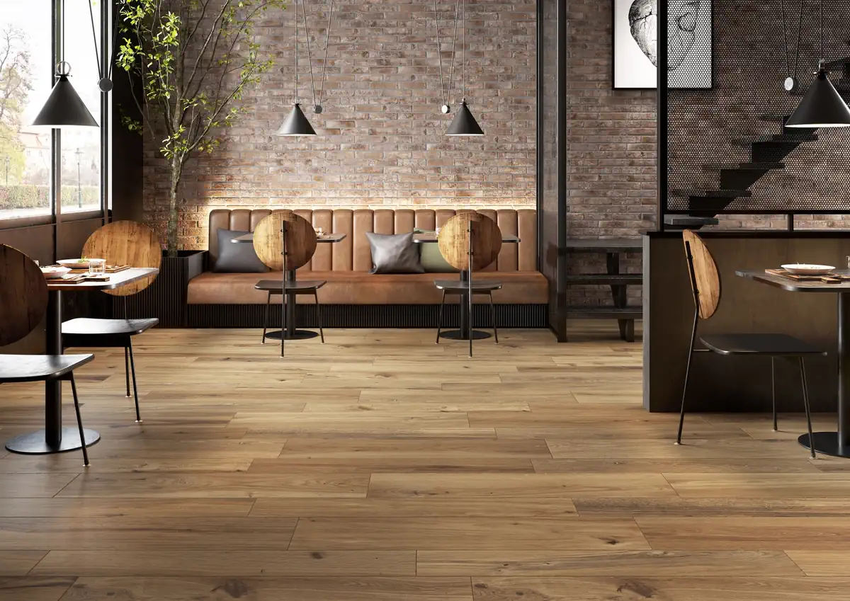 Gres Rondine TIMELESS efekt drewno - aranzacja w korytarzu z naturalnym swiatlem